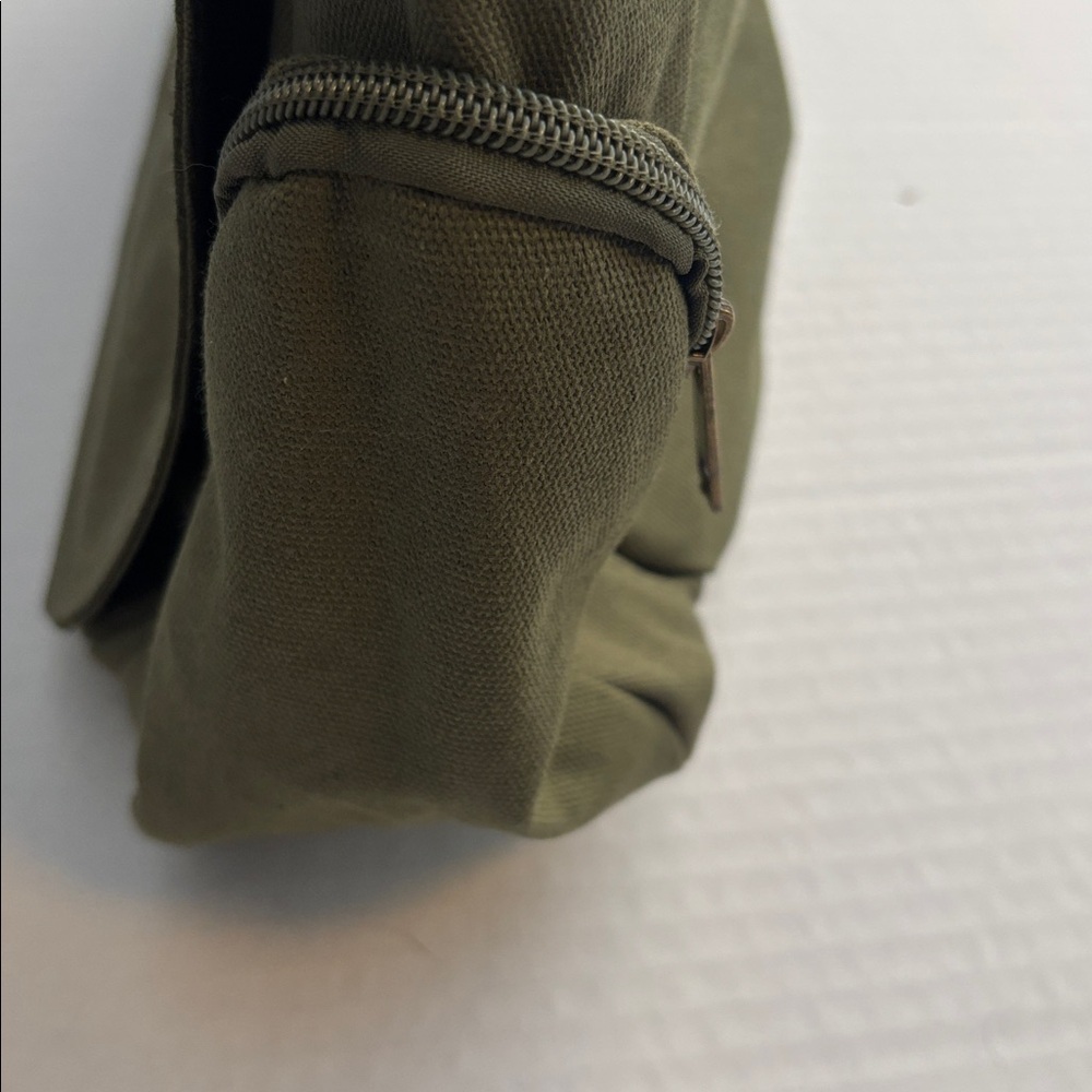 GREEN CANVAS MESSENGER BAG WITH CAT DETAIL ON FRONT FLAP 2 SNAP CLOSURES - Picture 6 of 15